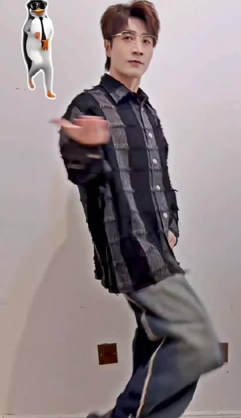 王铮亮企鹅舞刷屏！音乐教授私下竟有这一面，反差萌太绝了