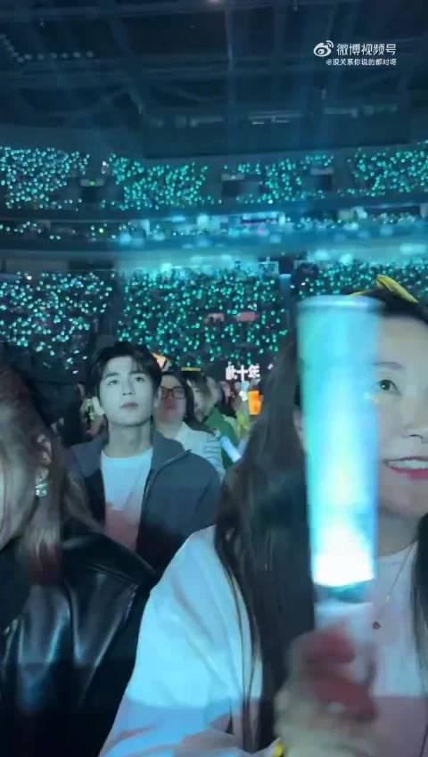 张凌赫路人镜头帅出圈！呆萌牛牛造型引爆全网，这颜值也太能打了吧