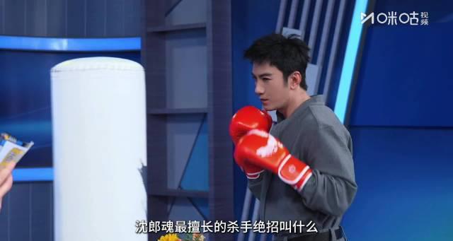 肖顺尧拳击手套玩快问快答！手脑并用惊呆网友，这波操作太飒了