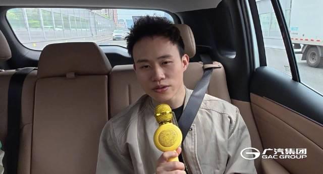 冠军现场K歌太燃了！谢思埸无麦清唱《海阔天空》引爆全网，原来冠军还有这隐藏技能