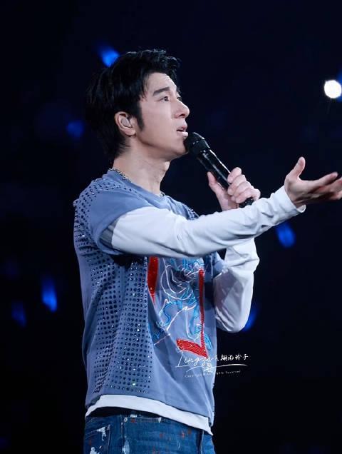王力宏广州演唱会惊艳全场！《爱错》舞台燃爆，海外粉丝如何突破限制同步追星？
