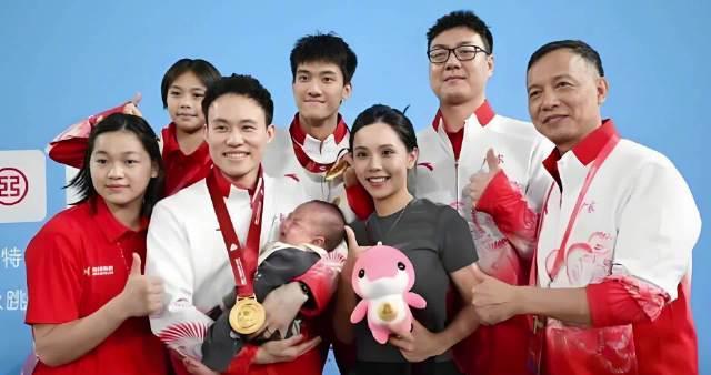 全运会最萌团宠诞生！全红婵抢抱谢思埸萌娃，网友直呼：这画面太治愈了