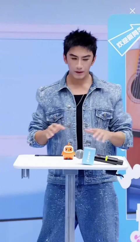 肖顺尧隐藏综艺感大爆发！抽象舞蹈魔性出圈，网友喊话：求常驻综艺