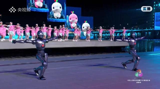 机器人跳广播体操引爆回忆杀！海外华人如何重温经典？