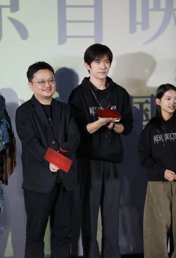 刷到易烊千玺首映礼生图时，我正卡在加载页面——海外党追星的痛，谁懂啊