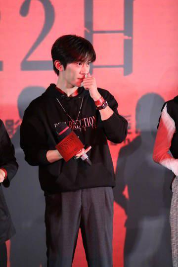 刷到易烊千玺摸鼻子的视频时，我正卡在海外追剧的转圈加载中——突然想起去年蹲守他直播的夜晚