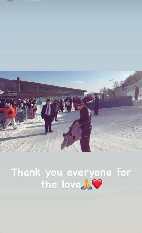 苏翊鸣崇礼训练场暖心一幕：雪服说送就送，这才是偶像的正确打开方式！