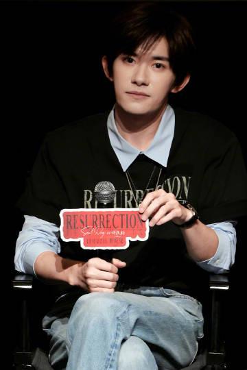 易烊千玺路演穿搭解析：蓝色衬衫如何穿出清爽少年感