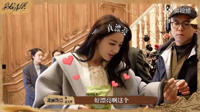 迪丽热巴片场徒手盘蛇引热议！原来明星拍戏还有这些不为人知的幕后故事