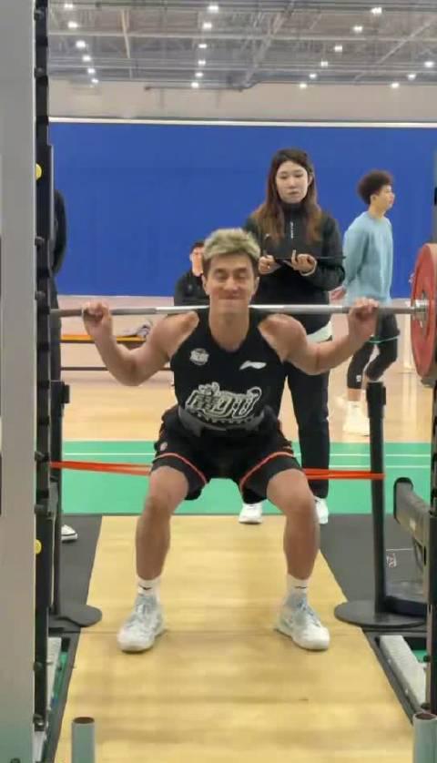 刷到郭艾伦体测视频时，我正帮海外表弟找加速器——他发来语音：‘哥，CBA直播卡成PPT了’