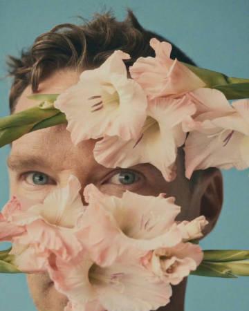 刷到卷福新写真那晚，我在海外卡成PPT：英伦绅士的微笑，为何总在加载中定格？