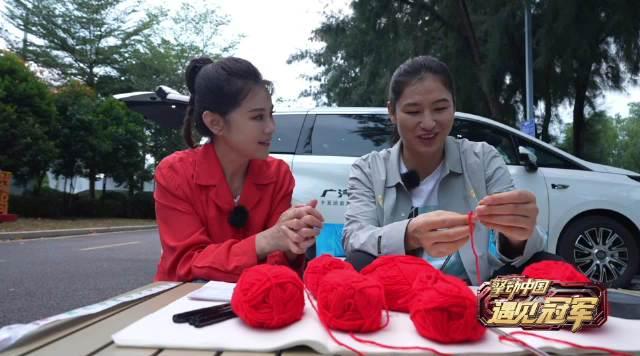 刷到拳击冠军李倩织围巾的视频，我忽然想起那些年异地恋时熬过的夜和等过的信