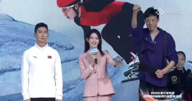 11岁小孩姐在线教学！张国伟秒变‘人体陀螺’，这波花滑翻车现场太真实了