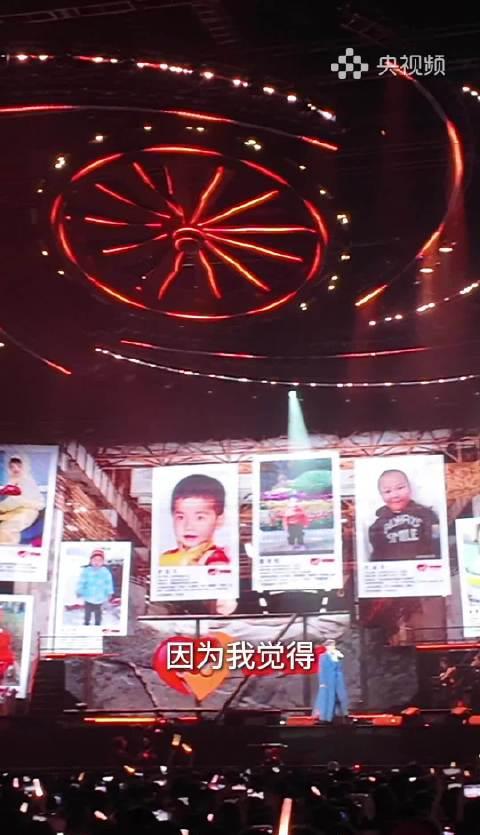 演唱会惊现寻亲启事！王赫野这波操作太暖心，原来明星还能这样帮人回家