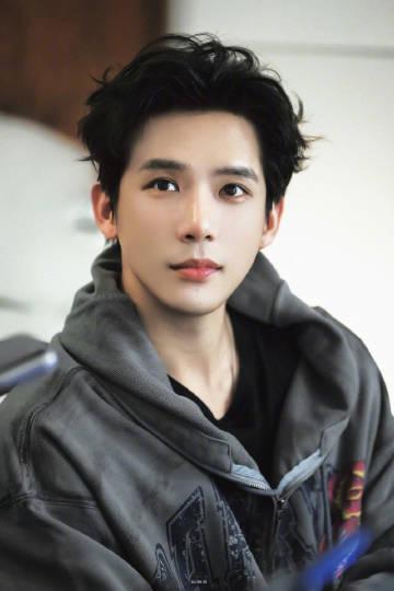 王安宇大背头造型惊艳全网！五官立体度拉满，网友直呼帅得太清晰