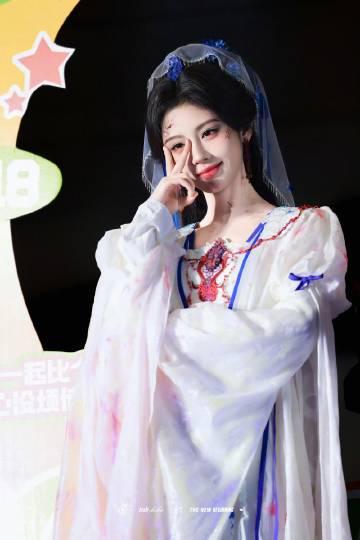 鞠婧祎与十年老粉合影曝光！双向奔赴的陪伴让人泪目