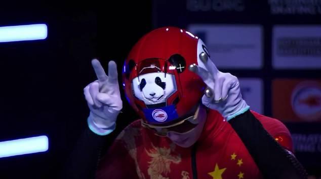 刷到林孝埈冰上自拍视频时，我正卡在海外追剧的转圈圈里——那种流畅感，让我酸了