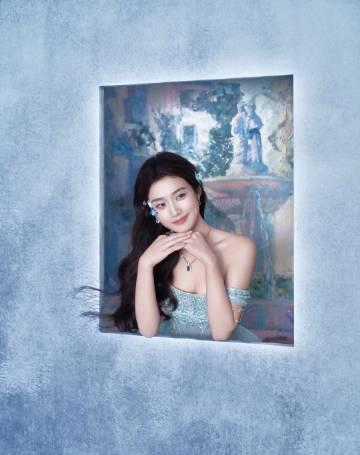 海外华人追剧困扰多？卢昱晓红毯造型惊艳背后暗藏这些播放难题