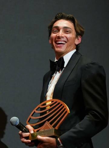 刷到杜普兰蒂斯第四次拿奖的新闻，我忽然想起当年熬夜追他破纪录的日子