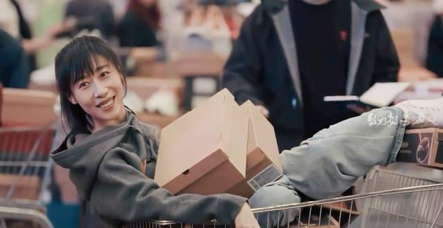 任素汐演技再封神！《时差一万公里》里她把“生活”演活了，网友：像秋裤扎进袜子般服帖