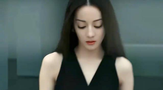 迪丽热巴走路火上热搜！普通人如何get同款“美女氛围感”？