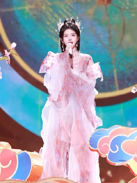 海外华人追剧听歌遇阻？江苏春晚国风舞台惊艳，这些限制其实有解