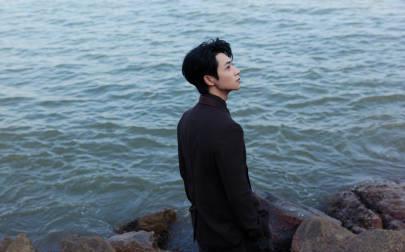 海外华人追剧遇阻？别急，先看看魏晨澳门红毯如何用西装造型打破地域界限