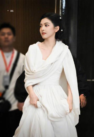 章若楠白裙造型美出圈！海外华人如何解锁国内视频平台追星？