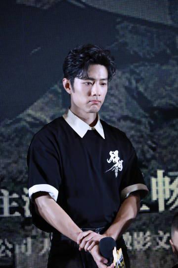 肖战首映礼生图刷屏！嘟嘴抿唇表情管理满分，教你三步get同款高清现场