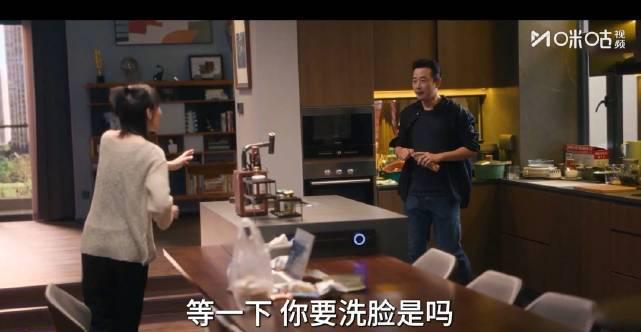 美妆新手卸妆遇难题，张冉在线教学引共鸣：女生的精致背后，藏着多少不为人知的辛苦？