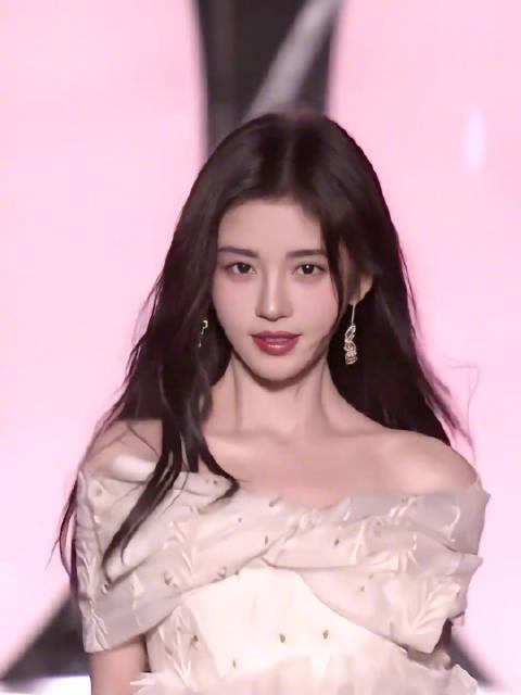 鞠婧祎红毯造型解析：普通人如何借鉴女明星的穿搭思路，提升年末派对气场？