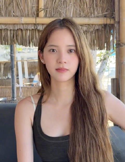 欧阳娜娜解锁唱跳新技能引热议，海外华人却因地区限制错过精彩舞台