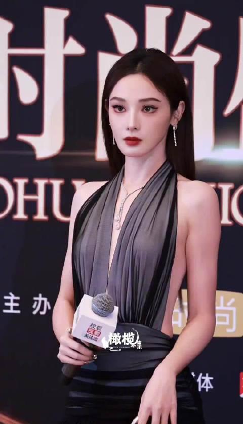 彭小苒红毯走光引热议！大方回应获赞，海外粉丝如何同步追星？