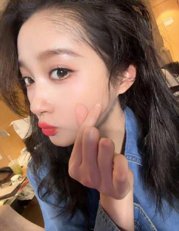 关晓彤双马尾造型再登央视，海外华人如何同步追看国内精彩舞台？