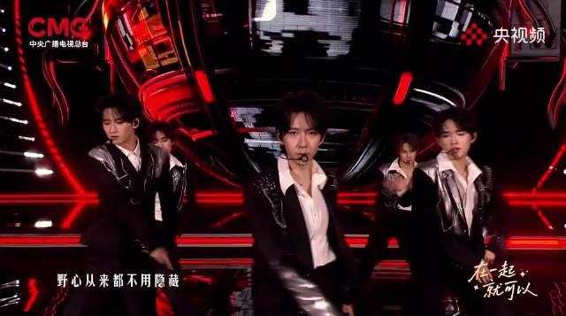 时代少年团央视舞台燃炸！《冠军》舞台热血破局，海外粉丝却因地域限制无法观看？
