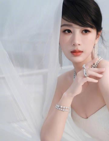 海外华人看杨紫直播卡顿？别急！先来回顾她“假貂”趣事与惊艳造型