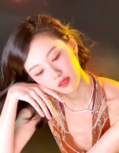 从清纯兔系到优雅灵蛇，陈都灵的红毯蜕变，教你如何解锁女神同款气质