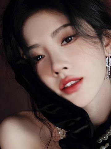 鞠婧祎红毯造型惊艳全网！黑丝绒长裙配珍珠，海外粉丝如何同步追星不卡顿？