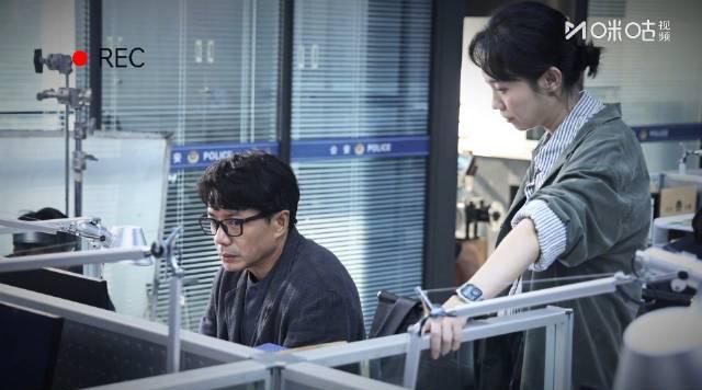 海外追剧党必看！《超感迷宫》片场欢乐多，段奕宏王佳佳笑点绑定，教你一招破解地区限制