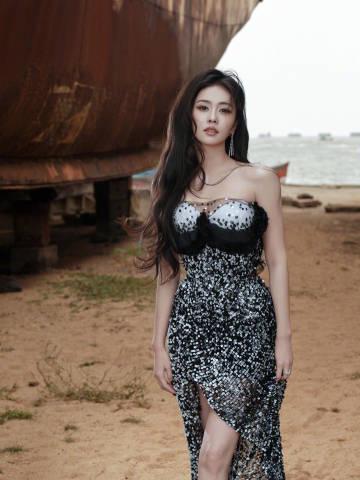 白鹿红毯造型解析：从端庄到魅惑，三套礼服如何穿出高级感？