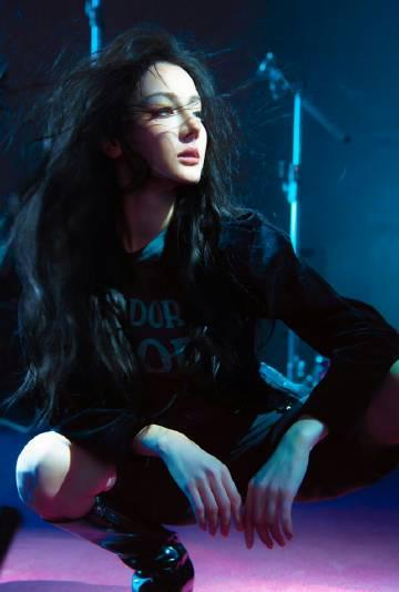 迪丽热巴《时尚芭莎》开年封惊艳亮相！海外粉丝如何解锁高清大片？