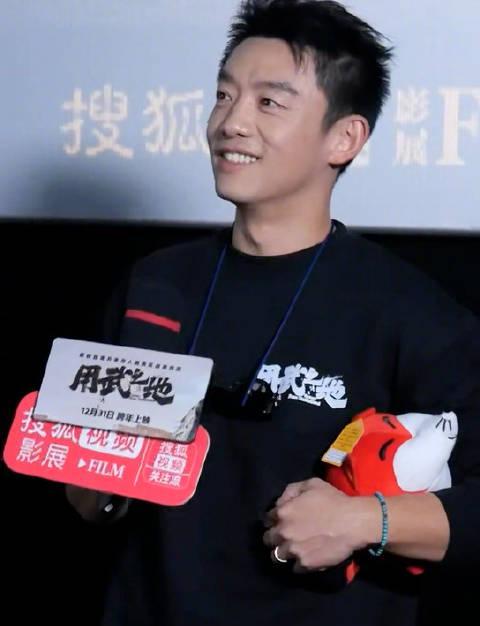 郑恺演通讯工演到泪流满面，导演临时加的一场戏，让他想起新疆的求援大哥