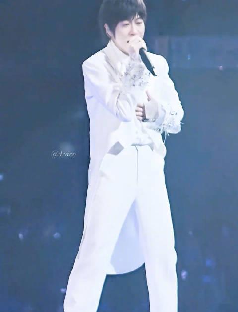 阿信50岁舞台状态引热议：海外华人如何解锁国内视频，不错过爱豆的每个精彩瞬间？