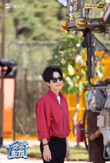 陈楚生歌声里的治愈之旅：从《荒芜之境》到《厚米之家》，海外华人如何同步追更《快乐老友有风季》？