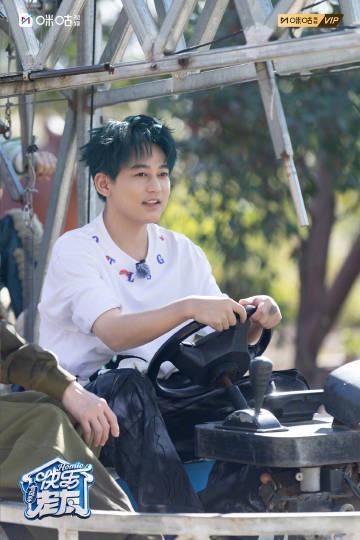 快乐老友记有风季开播！苏醒坐刀哥爆改小车秒变呆萌少年，海外粉丝看不了？