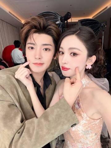 海外华人追剧遇阻？别急，先看看这对高颜值CP如何打破次元壁