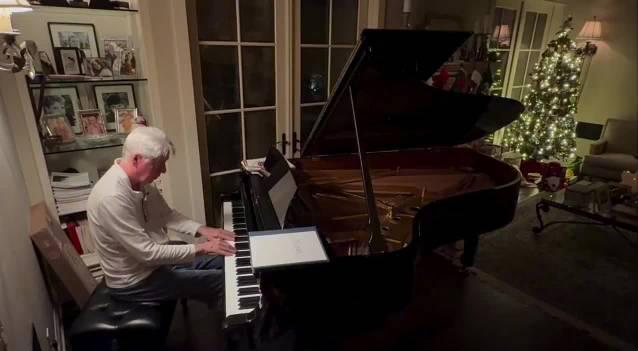 刷到复联配乐师弹琴送圣诞祝福，我却在海外卡成PPT：这届华人的乡愁，是连不上B站