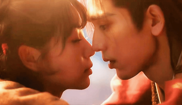 张凌赫田曦薇主演电视剧逐玉领跑数据榜