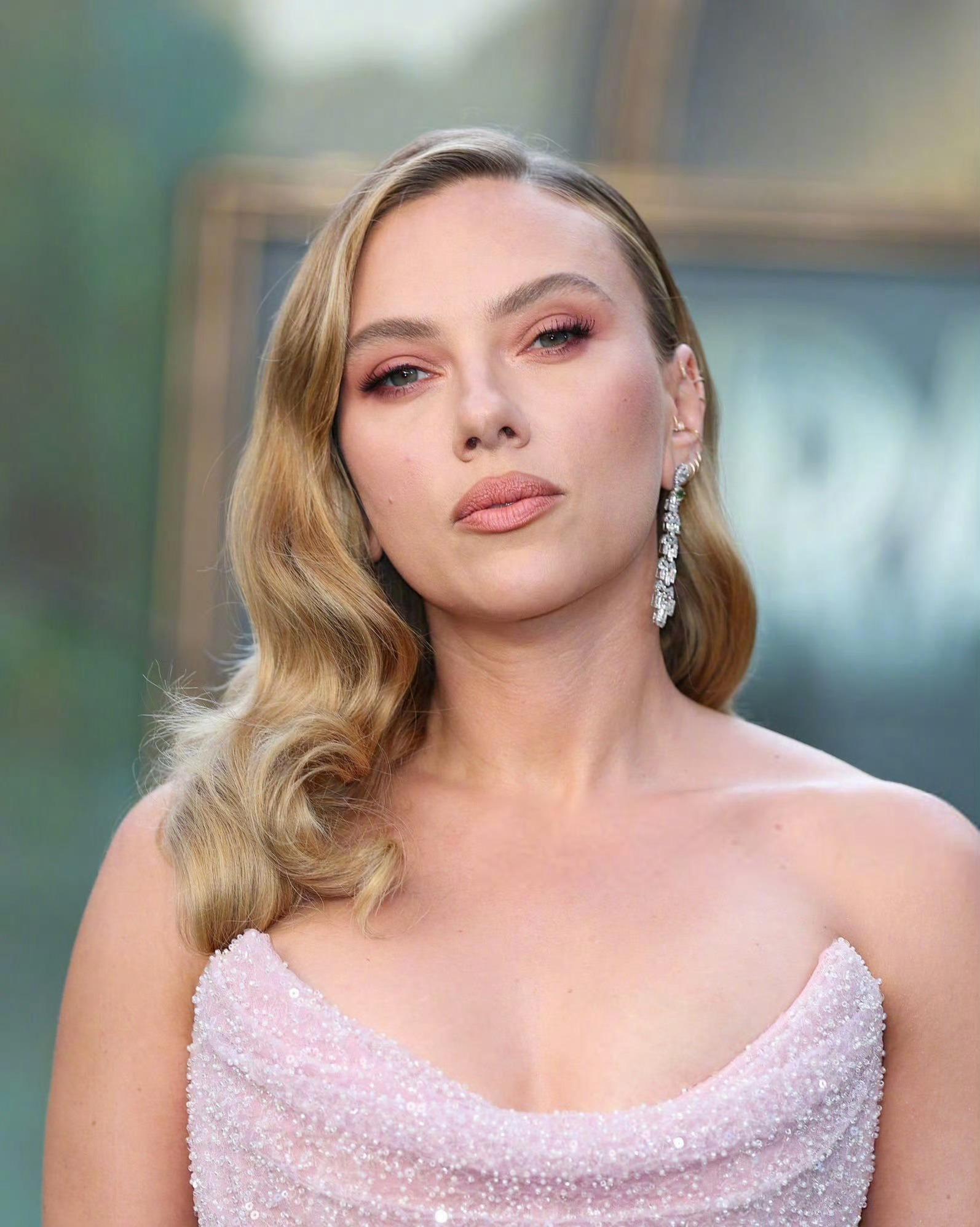 海外华人看不了《侏罗纪世界》?寡姐穿粉裙亮相首映礼,我却卡在加载页面…