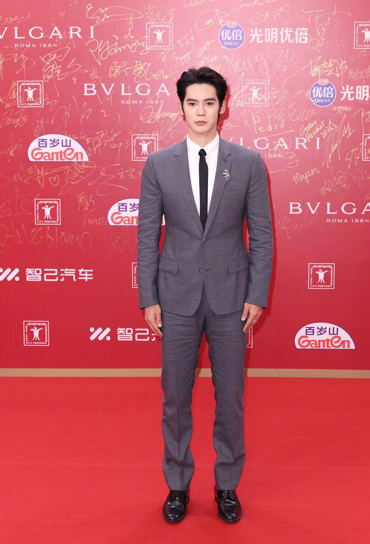 海外华人必看!一招解除微博影视综艺地区限制,于适上影节红毯造型帅炸了